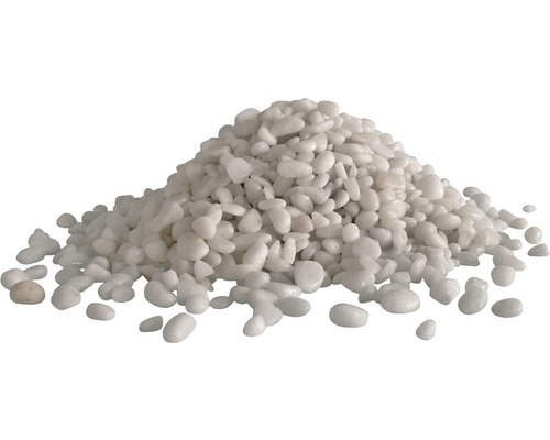 Haufen weiße Zierkieselsteine