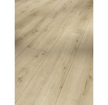 Heller Laminatboden mit Holzoptik verlegt