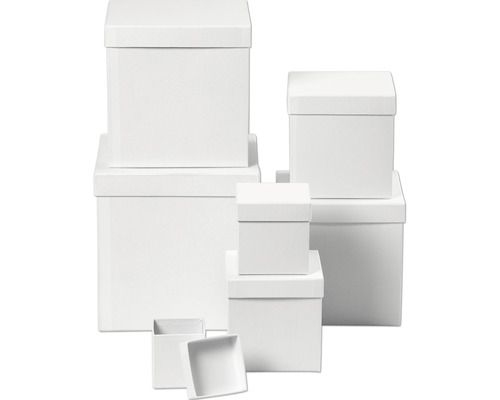 Mehrere weiße Aufbewahrungsboxen mit Deckel in verschiedenen Größen