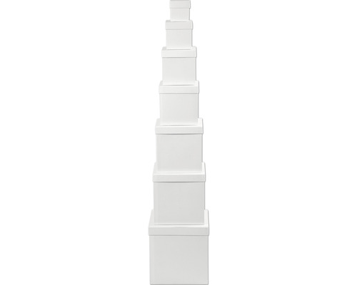 Stapel aus sieben weißen Aufbewahrungsboxen aus Karton mit Deckel.