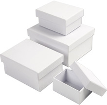 Stapel aus weißen Geschenkboxen aus Karton