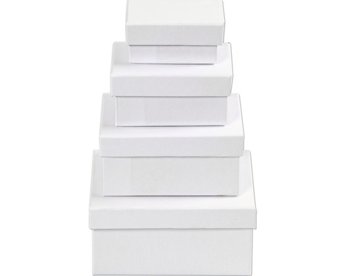 Gestapelte weiße Kartons unterschiedlicher Größe