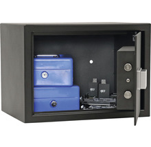 Geöffneter Tresor mit blauen Boxen und USB-Sticks