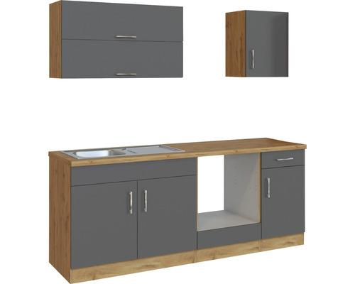 Küchenzeile mit Spüle, Hängeschränken und Unterschränken in Holzoptik und Grau