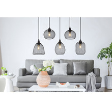 Wohnzimmer mit Sofa und fünf Pendelleuchten mit Drahtgeflecht