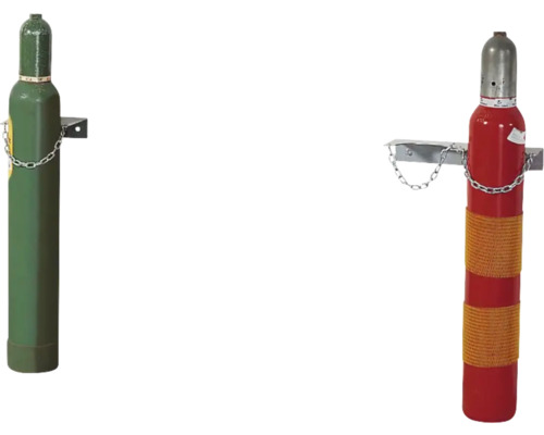 Zwei Gasflaschen mit Wandhalterung und Kette zur Befestigung.