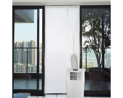Mobile Klimaanlage mit Fensterabdichtung in einem Wohnraum mit Fenster