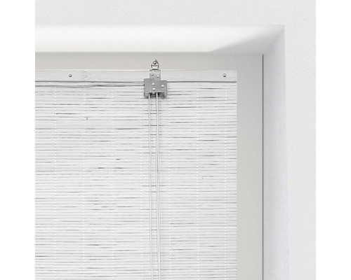 Weiße Bambusjalousie am Fenster