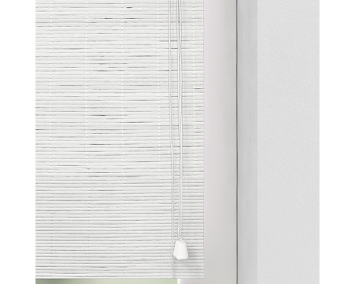 Weiße Bambus Jalousie mit Zugschnur am Fenster