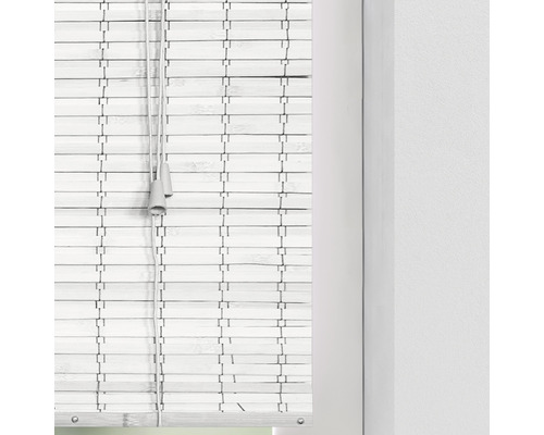 Weiße Jalousie aus Holz mit Zugschnur
