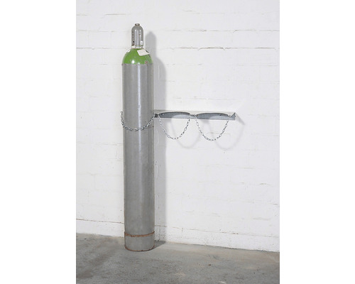 Gasflaschen-Wandhalter WH 230-S für 3 Gasflaschen bis max Ø 230 mm Stahl verzinkt Eine graue Gasflasche steht an einer Wand und ist mit einer Kette an einer Halterung befestigt.