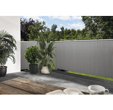 Terrasse mit Sichtschutzzaun, Pflanzen und Gartentisch