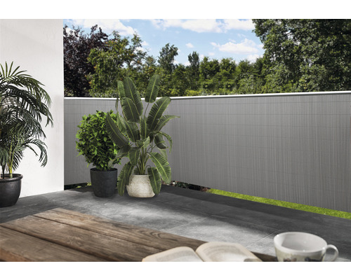 Terrasse mit Sichtschutzzaun, Pflanzen und Gartentisch