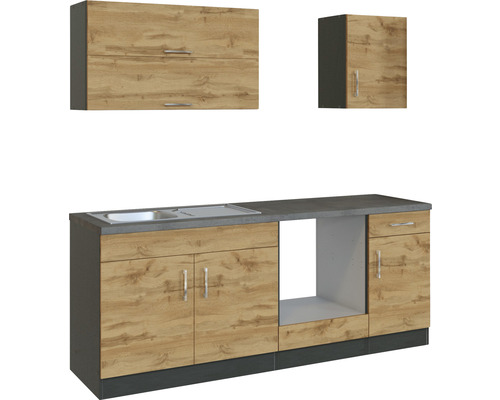 Küchenzeile mit Spüle und Hängeschränken