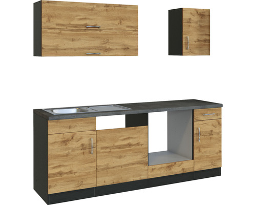 Küchenzeile mit Spüle, Unterschränken und Hängeschränken in Holzoptik