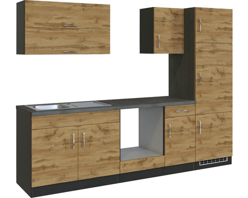 Küchenzeile mit Spüle, Hängeschränken und Unterschränken in Holzoptik