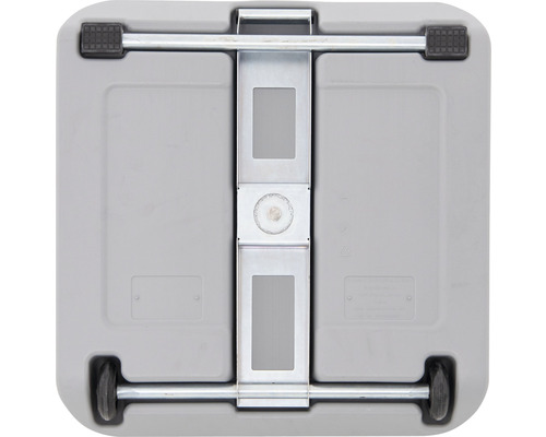 Unterseite einer Transportbox mit Rollen und Griff