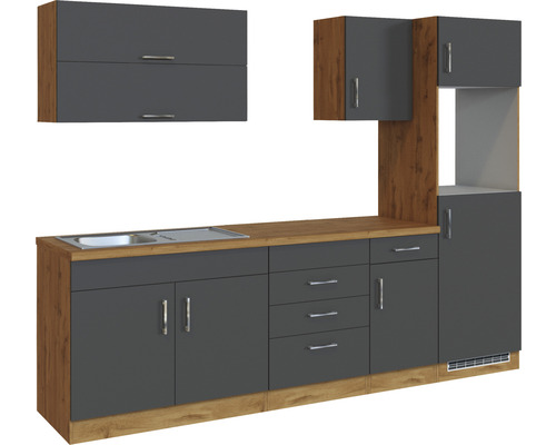 Moderne Küchenzeile mit Spüle, Unterschränken und Hängeschränken in Holzoptik und Grautönen.