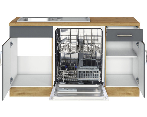 Küchenzeile mit Spülbecken, Schublade, Geschirrspüler und offenen Schrankfächern