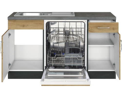 Küchenzeile mit Spüle, Spülmaschine und Schränken