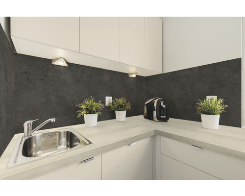 Küchenszene mit Spüle, Armatur, Arbeitsplatte, Küchenschränken und Wandpaneelen.