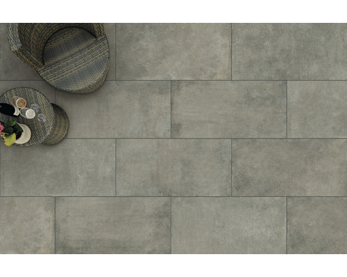 Großformatige Fliesen auf einer Terrasse mit Sitzgelegenheit