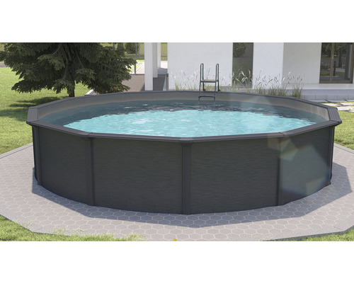 Achteckiger Pool mit Leiter im Garten