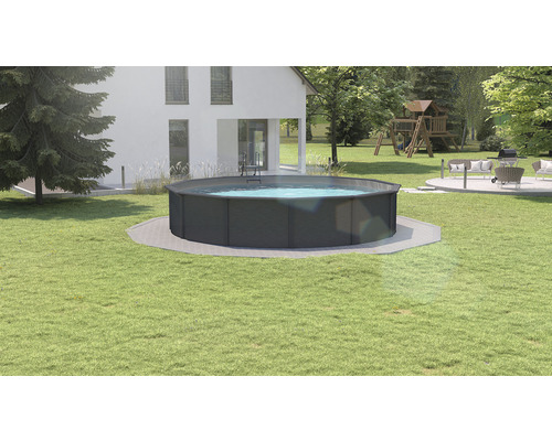 Rundes Stahlwandbecken im Garten mit Haus im Hintergrund.