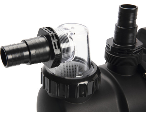 Detailaufnahme einer Teichpumpe mit transparentem Vorfilter