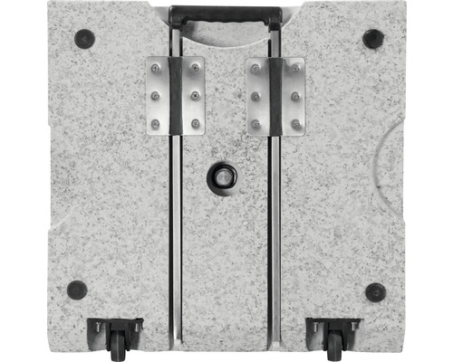 Unterseite eines Sonnenschirmständers mit Griff und Rollen