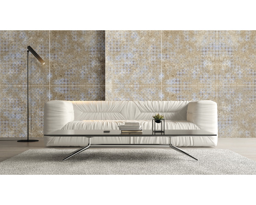 Wohnzimmer mit Fliesenwand, Sofa, Couchtisch und Stehlampe