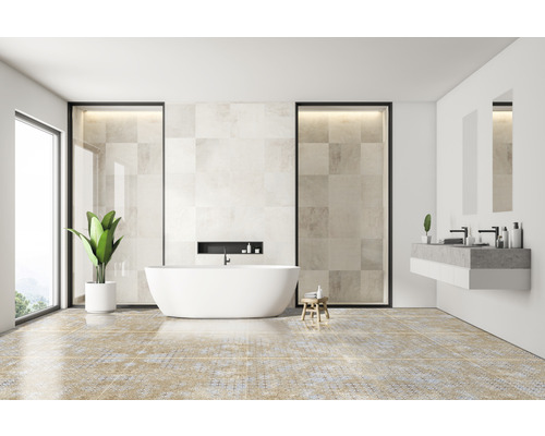 Helles Badezimmer mit Badewanne, Waschtisch und Fliesen