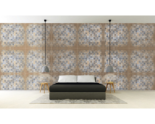 Schlafzimmer mit gemusterter Wandverkleidung, Bett und Nachttischen