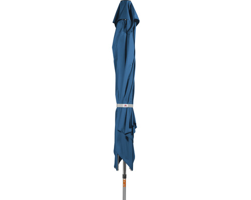 Geschlossener Gartenschirm mit Ständer