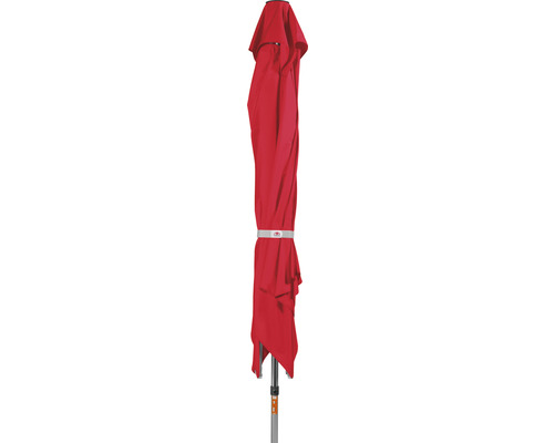 Geschlossener roter Sonnenschirm mit Gestell