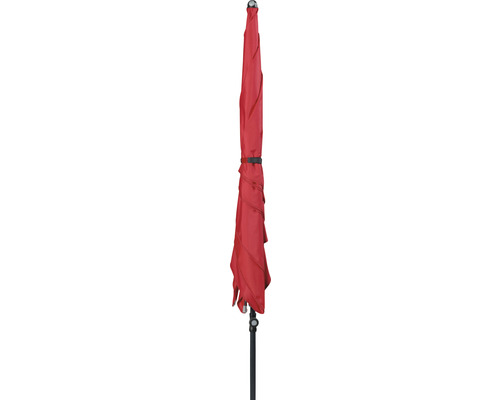 Geschlossener roter Sonnenschirm