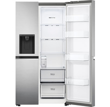 Geöffneter Side-by-Side Kühlschrank mit Wasserspender und mehreren Regalen