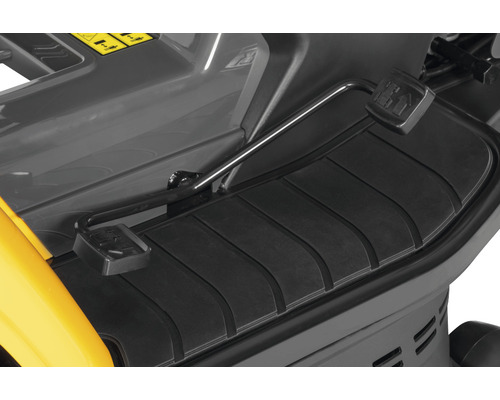 Detailaufnahme des Fußbereichs eines Rasentraktors mit Pedal