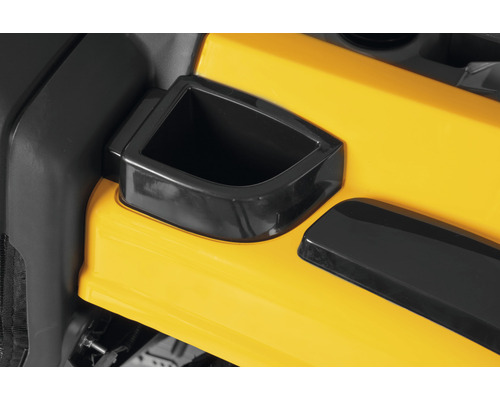 Detailaufnahme eines Getränkehalters an einem gelben Rasentraktor.