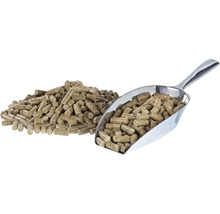 Pferdefutter Pellets mit Schaufel