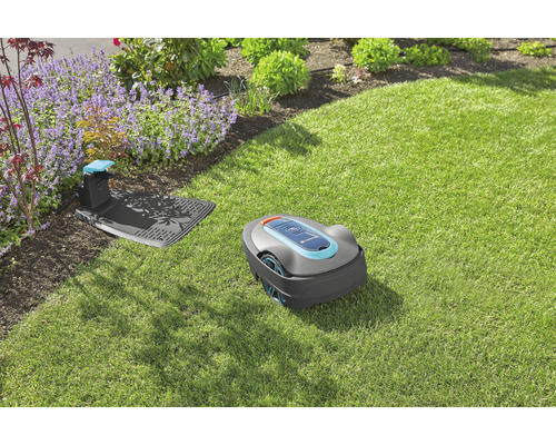 Gardena Mähroboter mit Ladestation auf Rasen