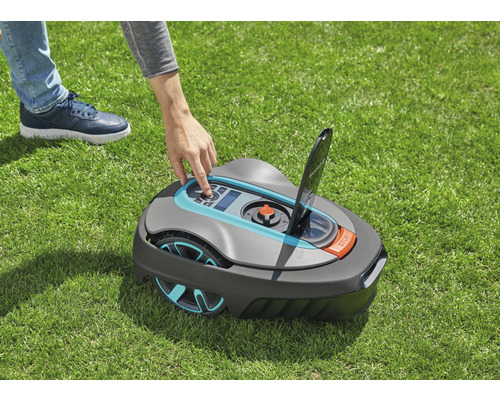 Gardena Mähroboter wird auf einer Rasenfläche bedient
