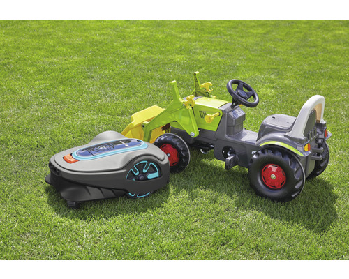 Rasenmähroboter und Trettraktor auf einer Rasenfläche