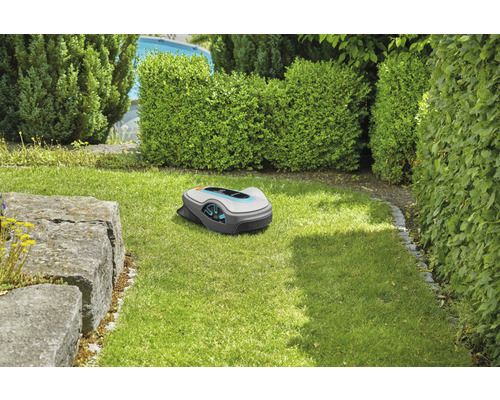 Rasenroboter auf einer Rasenfläche im Garten