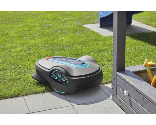 Gardena Mähroboter auf Rasenfläche neben Spielplatz