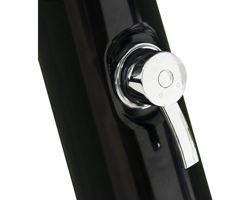 Nahaufnahme eines verchromten Mischhebels an einer Außendusche