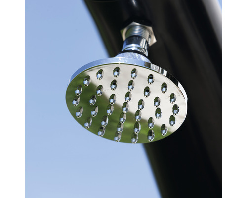 Brausekopf einer Gartendusche aus Metall