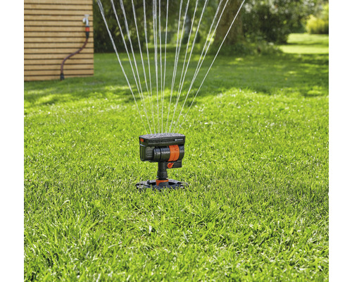 Quadratregner auf einer Rasenfläche im Einsatz