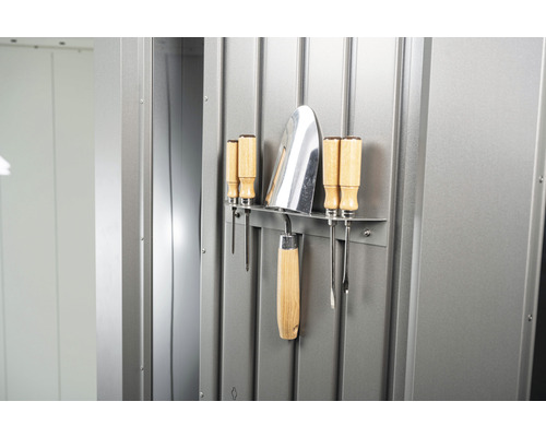 Werkzeughalter Biohort für Gartenhaus Neo 2 Stück quarzgrau-metallic Gartengerätehalter mit verschiedenen Werkzeugen wie Schaufel und Schraubenzieher an einer Metallwand