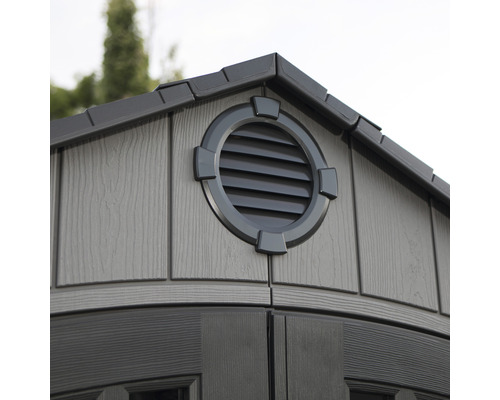 Detailansicht eines Gerätehauses mit Lüftungsgitter